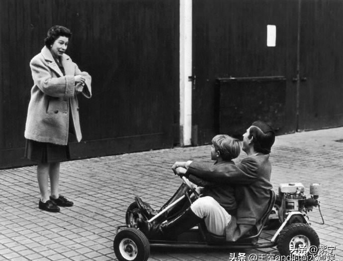 1969年，威尔士亲王查尔斯王子带着弟弟爱德华王子一起乘坐卡丁车，妈妈伊丽莎白女