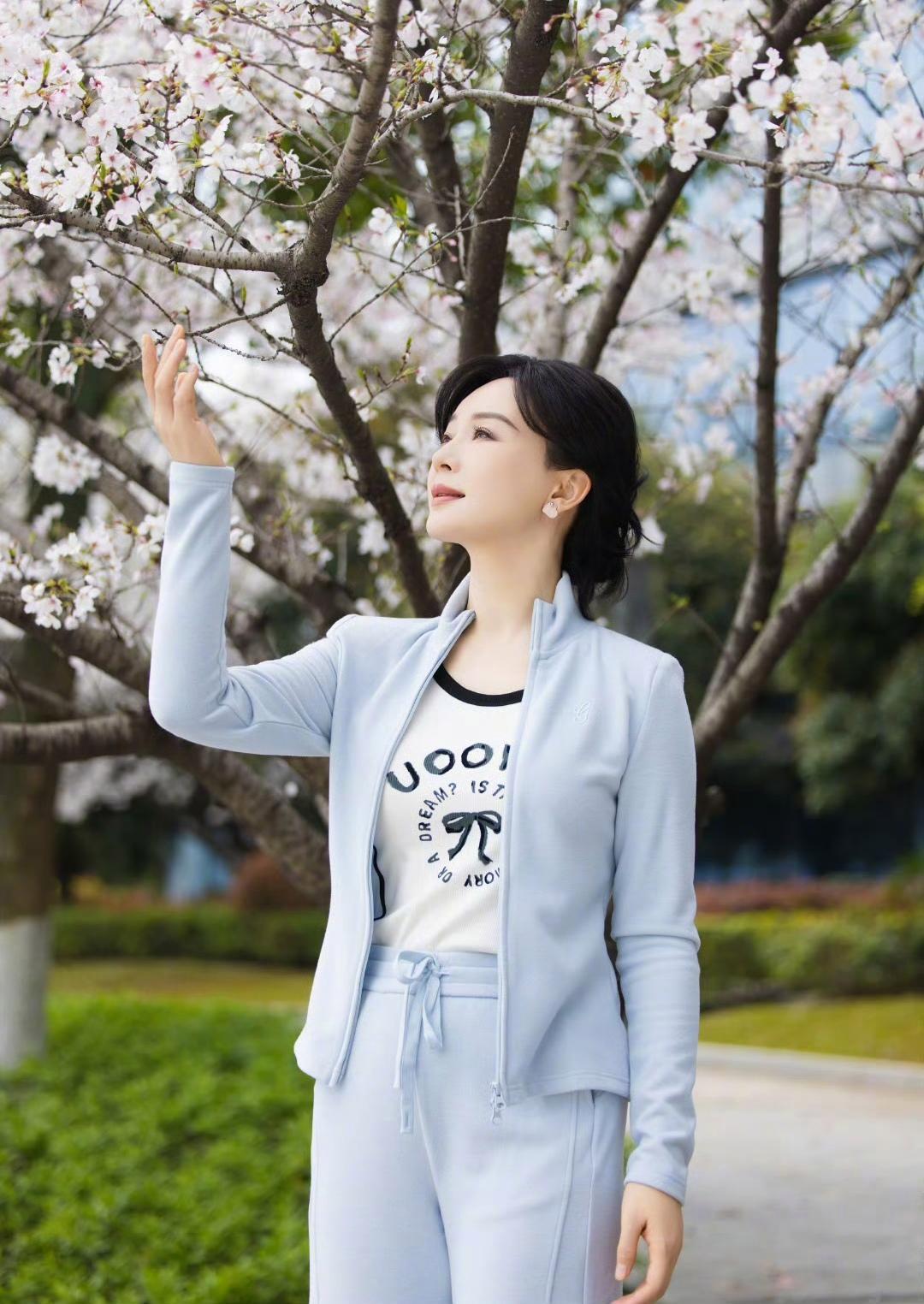 春风拂面来，樱花树下，陈数轻声细语，这樱花美得让人心动，这陈数更是美得让人动心！