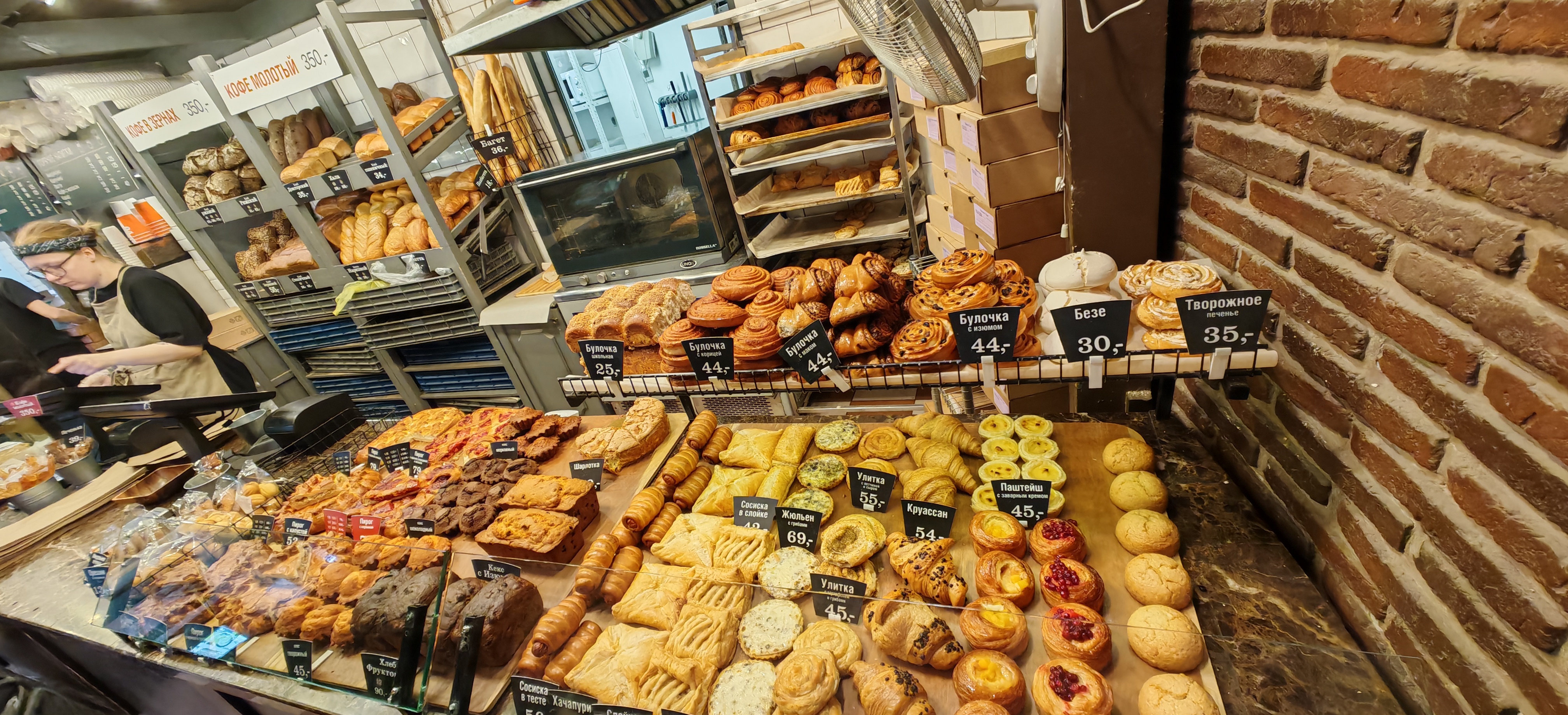 早餐，咖啡105卢布，面包两块83卢布，共188卢布，15.5元人民币。面包店比