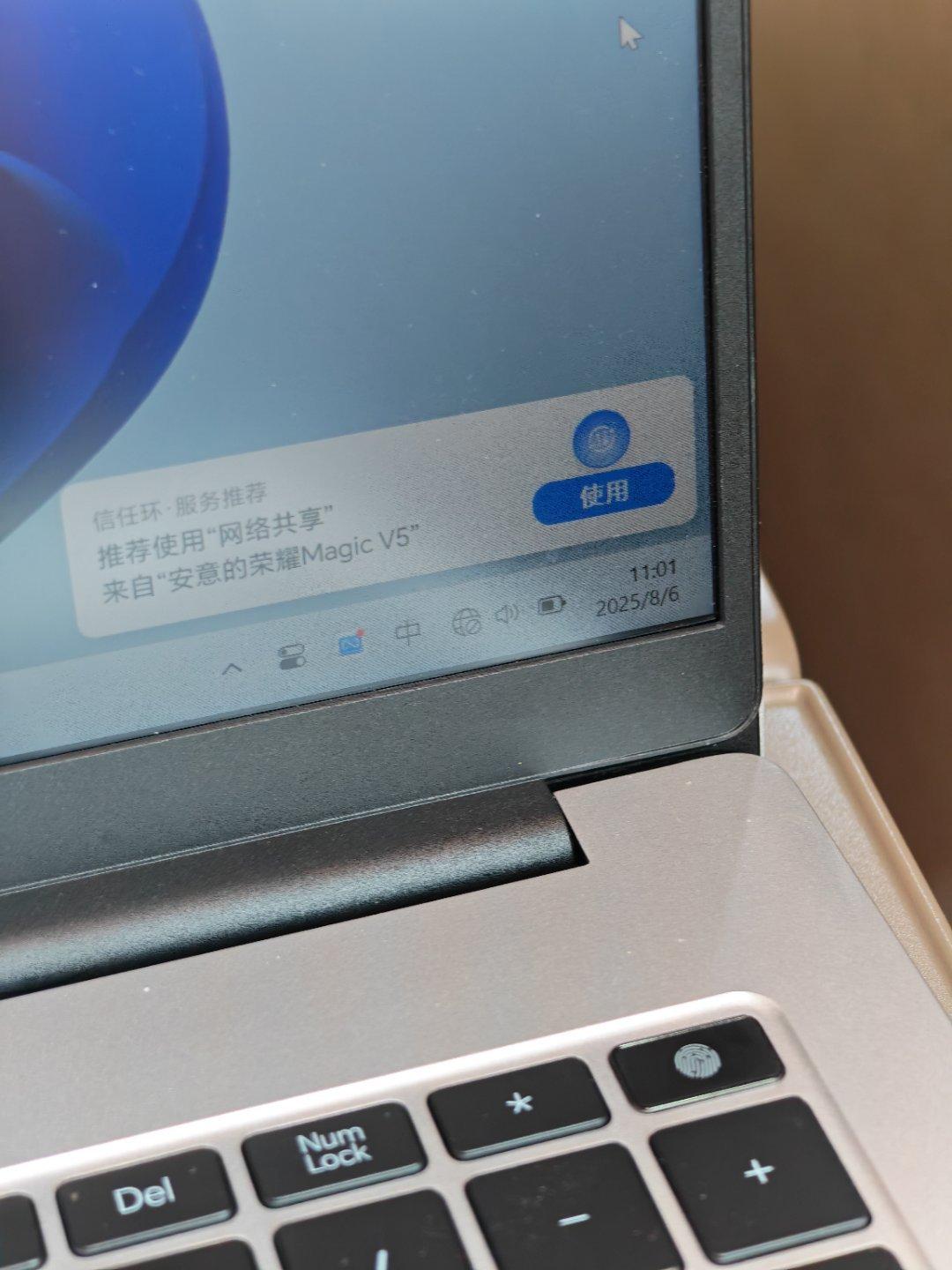 在高铁上用笔记本，但是没网
自动弹出来了信任环的“网络共享”
点一下，就可以用手