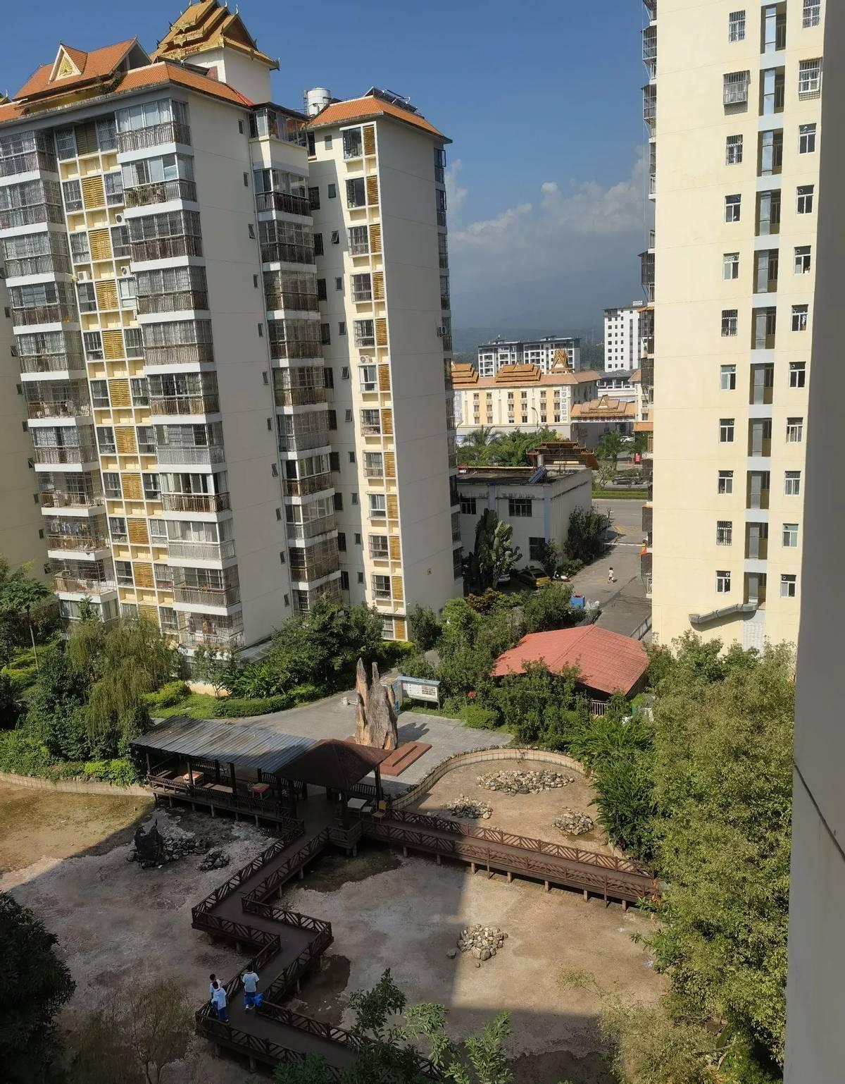 在来芒市旅居避寒越冬前我曾做过功课，在初选的弥勒、元江和芒市三地从气候、海拔、交