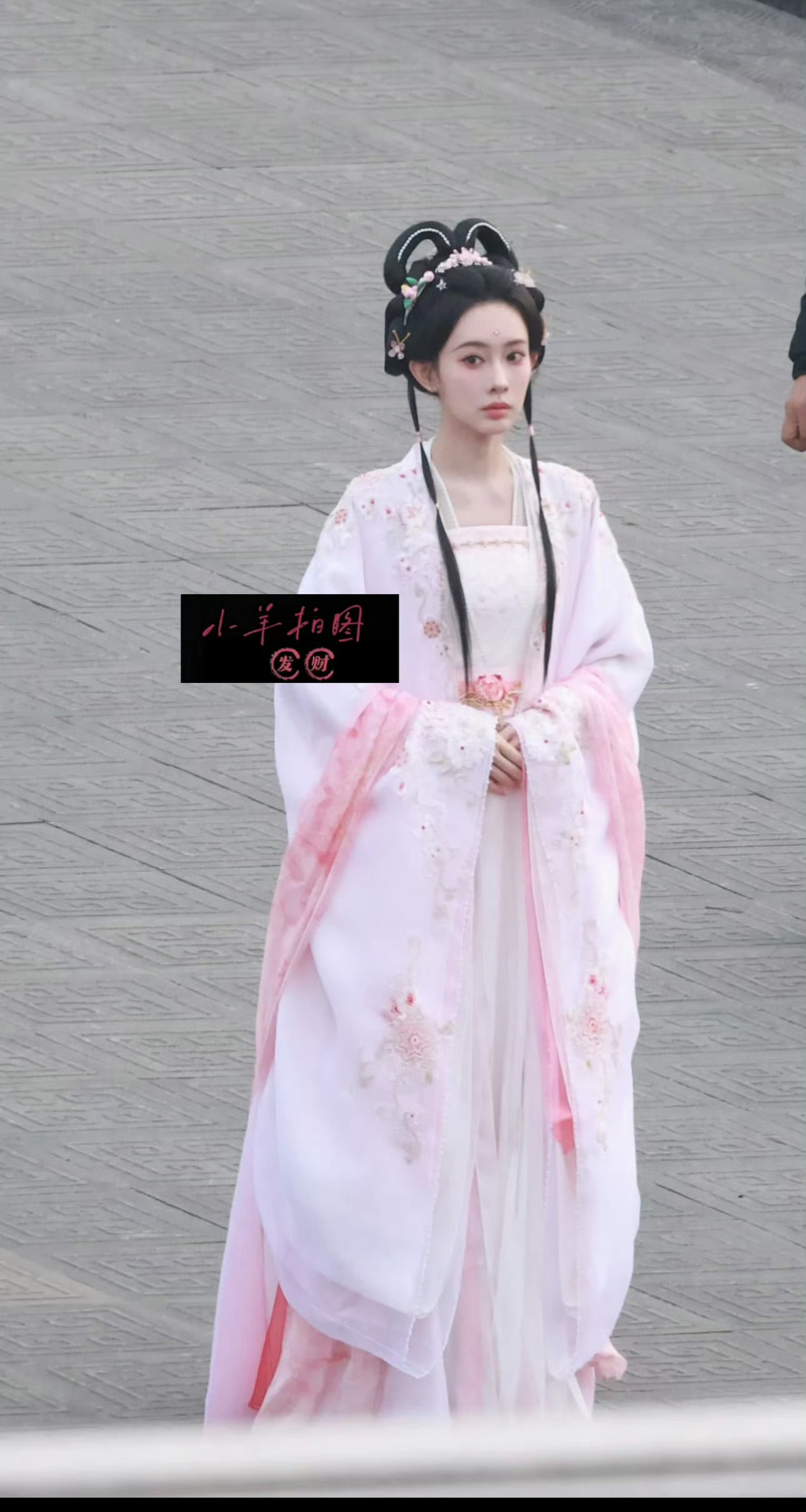 衣服上写着:腾讯纯正古偶 