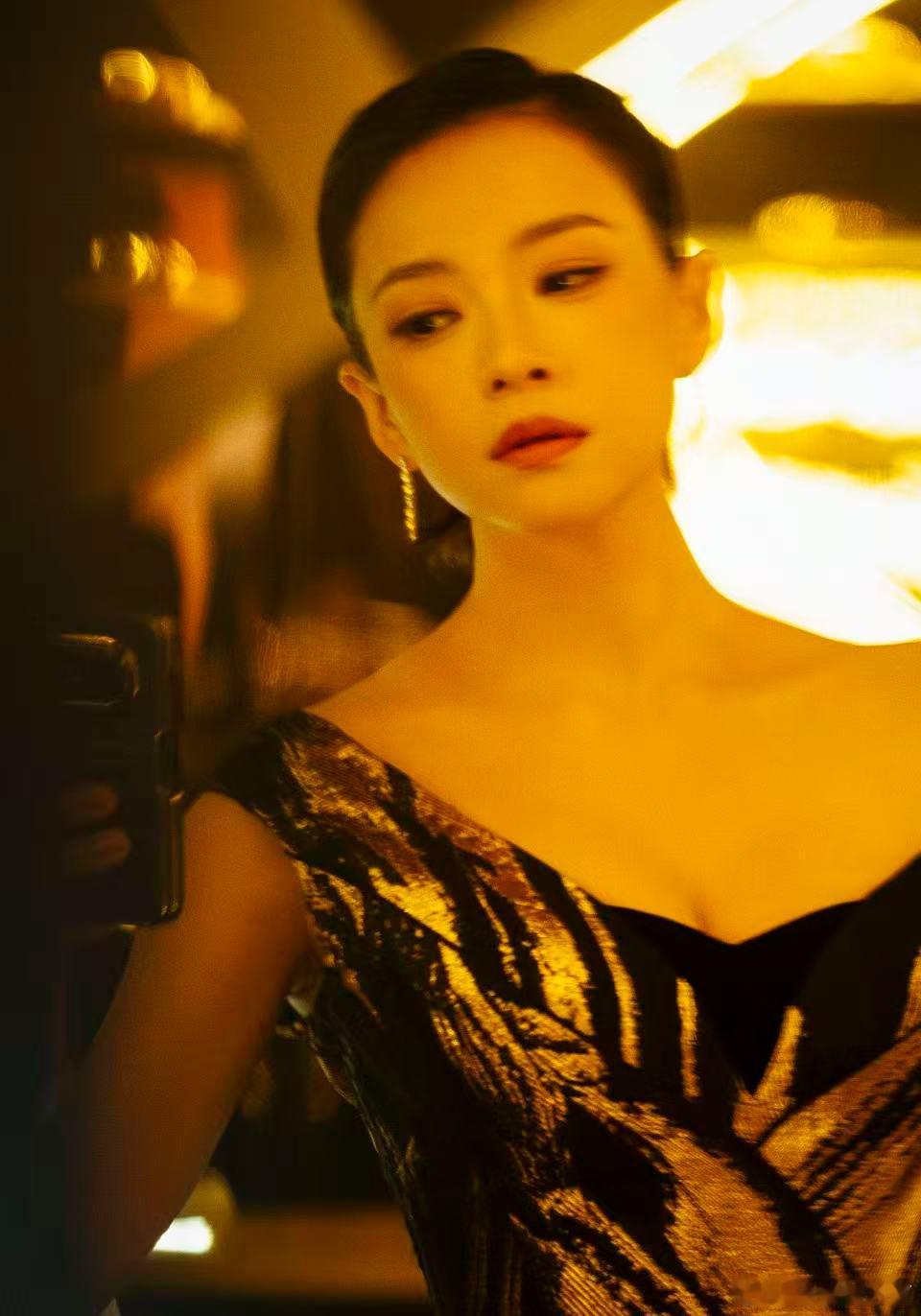 章子怡短发狼尾章子怡含金量 真的很喜欢章子怡这种不靠堆砌也能撑住画面的感觉，黑金