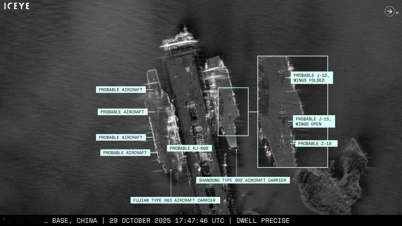 停靠中国海南榆林海军基地的中国人民解放军海军航母“福建”舰和“山东”舰的的合成孔