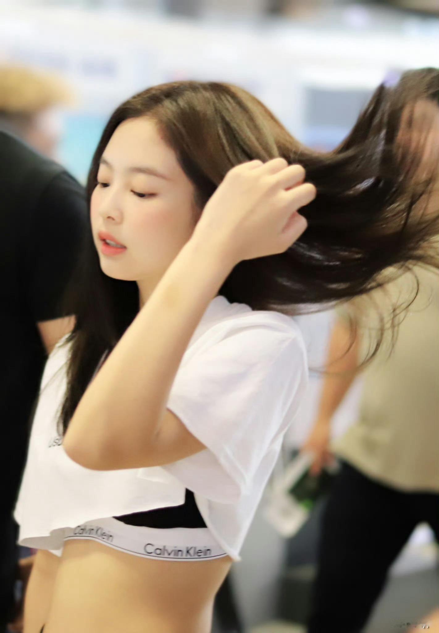 Jennie的头发完全就是洗发水广告般的存在🌬️ 