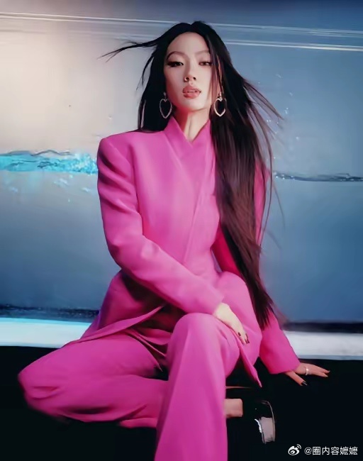 五年了，单依纯还是没自己的歌。 出道至今44首歌，翻唱和OST占了绝大多数。大众