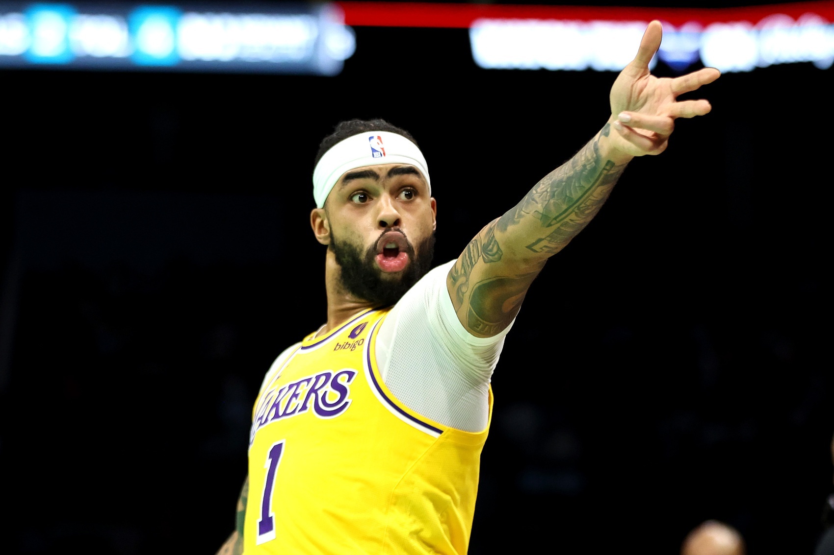 NBA新赛季媒体日，在采访中拉塞尔说道：“湖人国度依然爱我！（新赛季）我将会成为