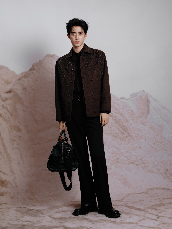 敖瑞鹏即刻登场 敖瑞鹏暗纹细闪西装 敖瑞鹏即刻登场，敖瑞鹏暗纹细闪西装，满分优雅