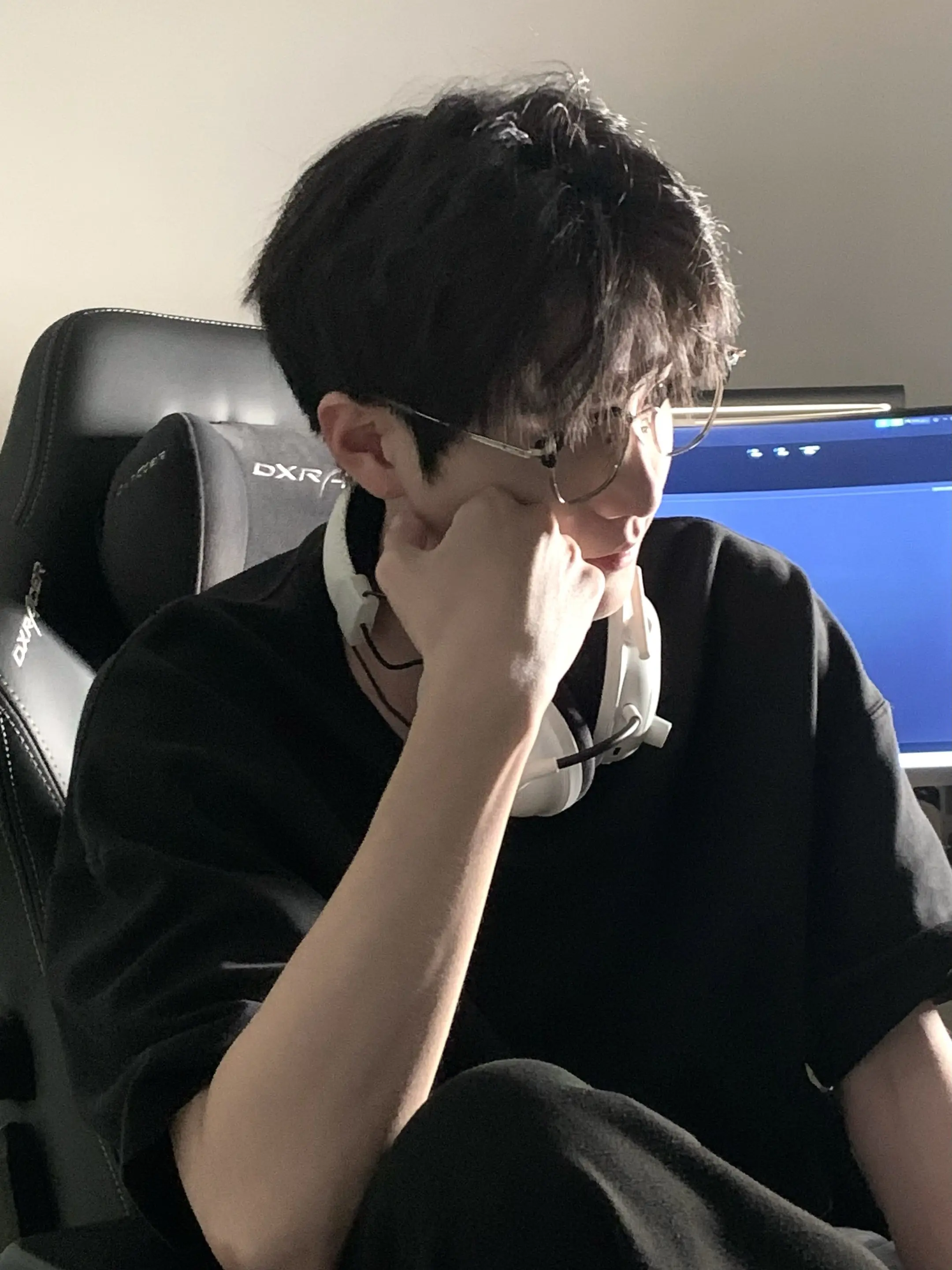 你那软绵绵的照片就别配硬曲了。