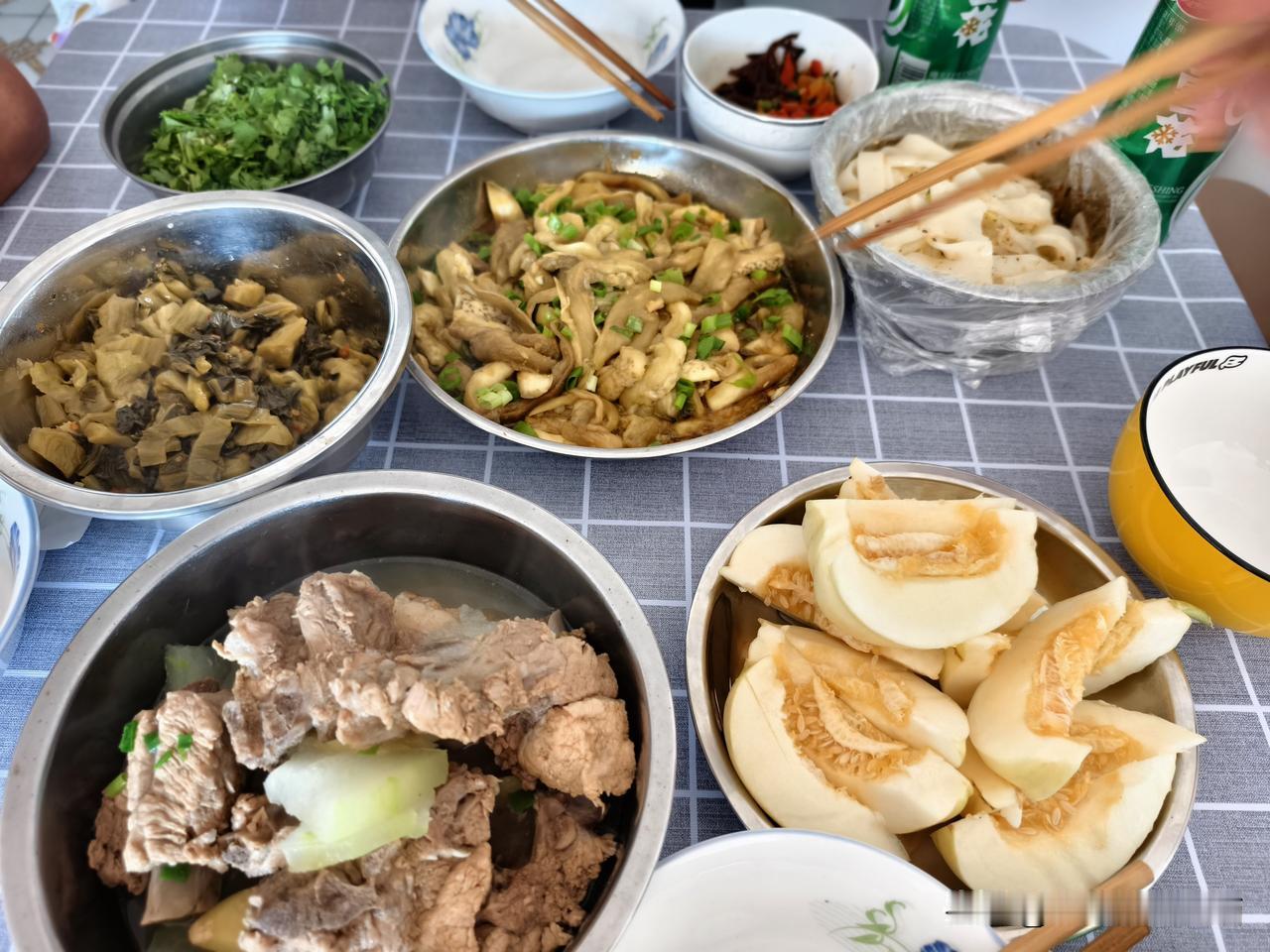 夏日生活打卡记 不论身心有多疲惫，约几个吃货闺蜜们，在家聚一顿，不一定要多丰盛，