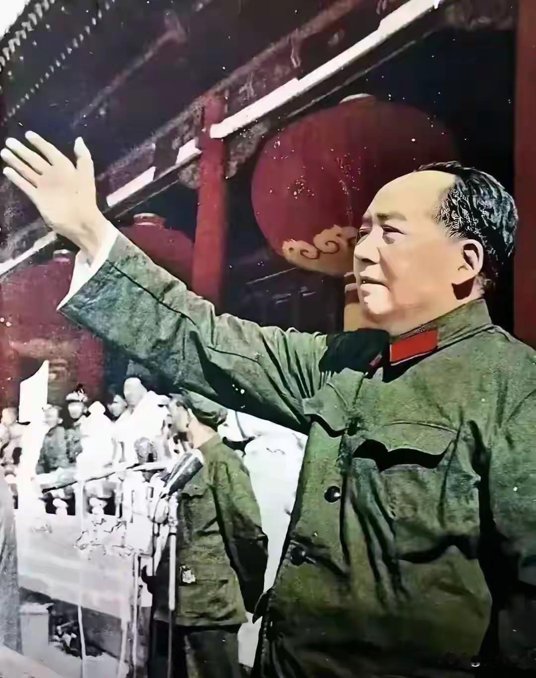 一身戎装，屹立城楼，身姿伟岸，目光望尽山河，尽显开国领袖的恢弘气魄。