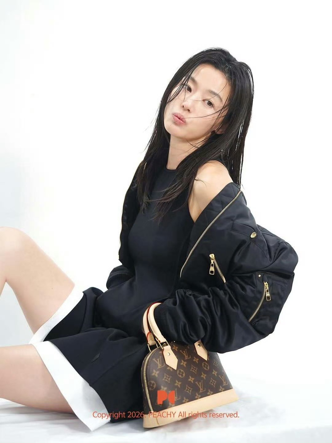 全智贤 W Korea 3月刊封面拍摄幕后花絮照 