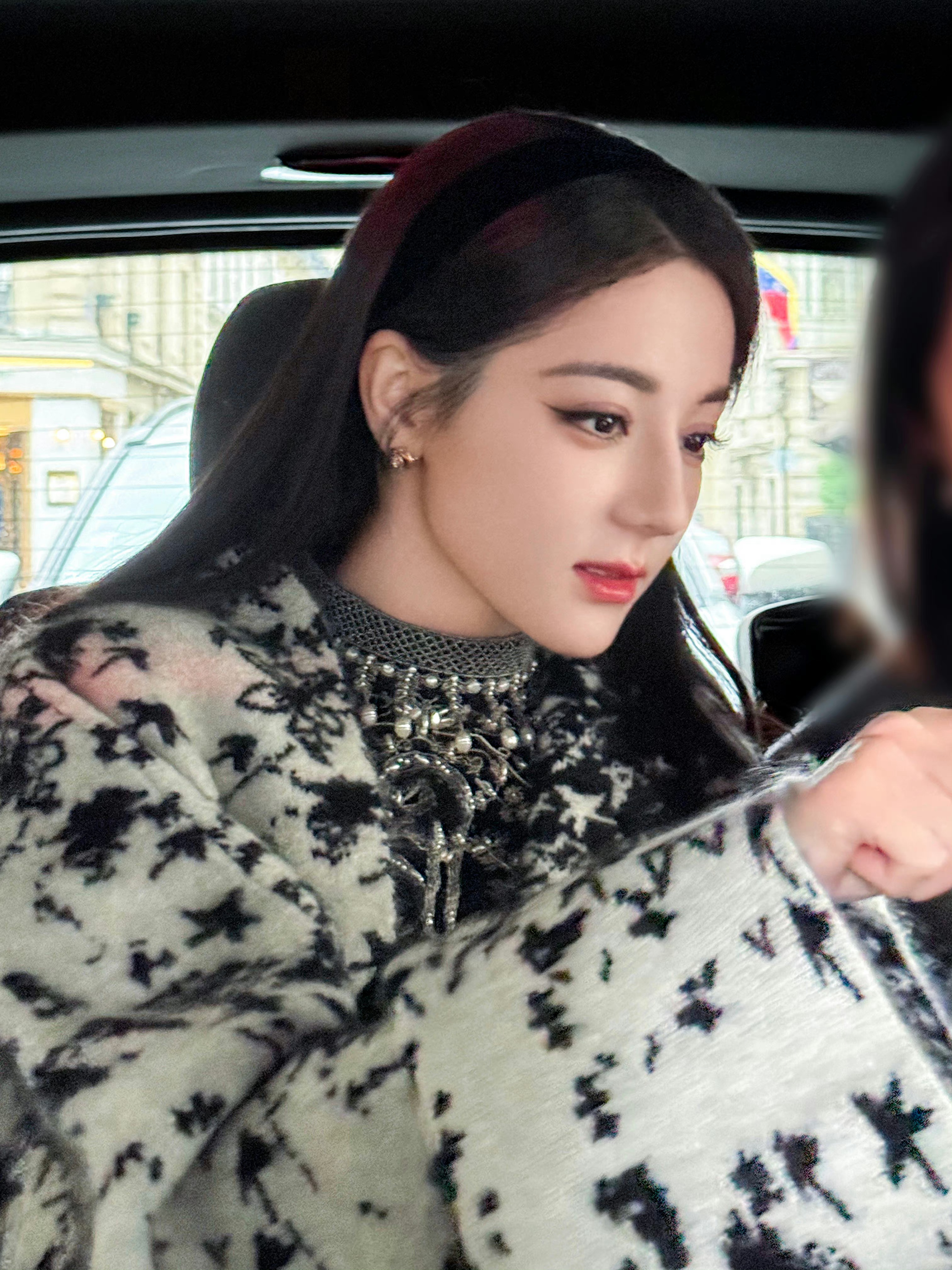 #迪丽热巴的街拍花絮一组#这鬼灵精怪的小表情，可爱晕了 ！ ​​​