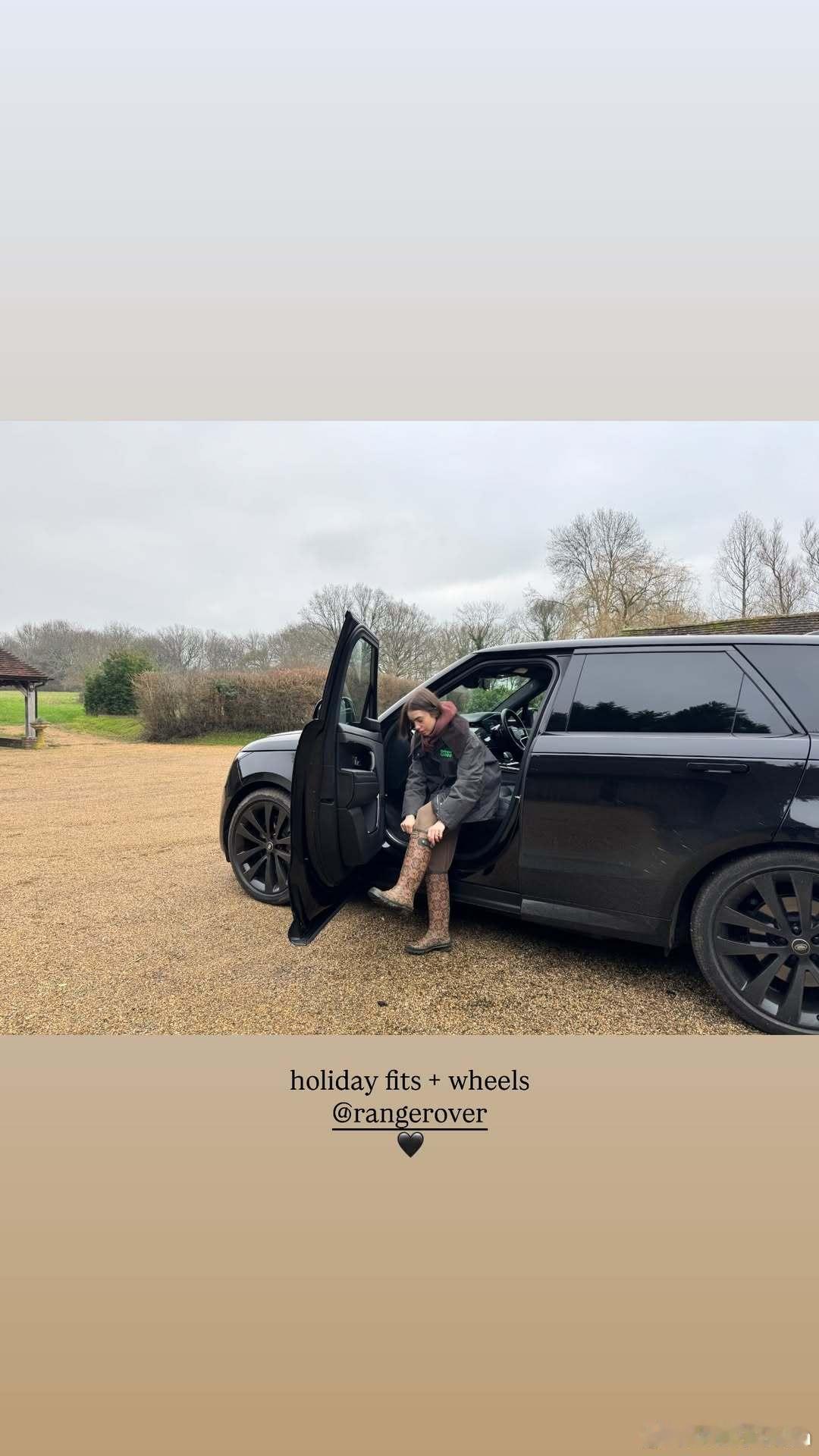 lily collins莉莉柯林斯分享圣诞安排，穿上花色雨靴进行户外活动，近距离