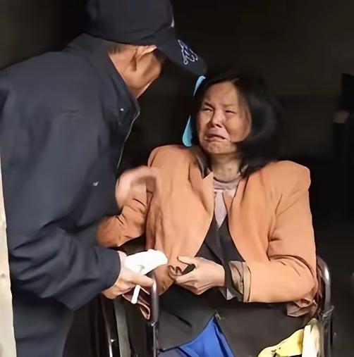 人间最贵是善良！山东三轮车夫千里渡陌生人
 
真正的善良，从不在富贵人中，而在底
