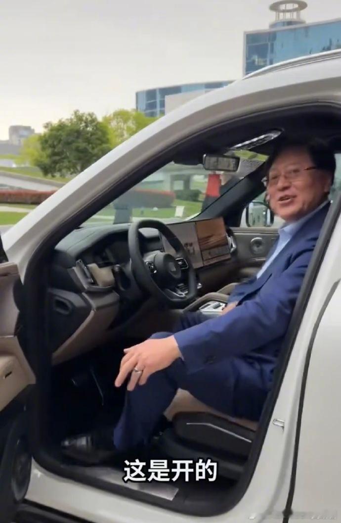 联想CEO杨元庆试驾国产豪车联想集团董事长杨元庆到访吉利并试驾极氪8X，体验其智
