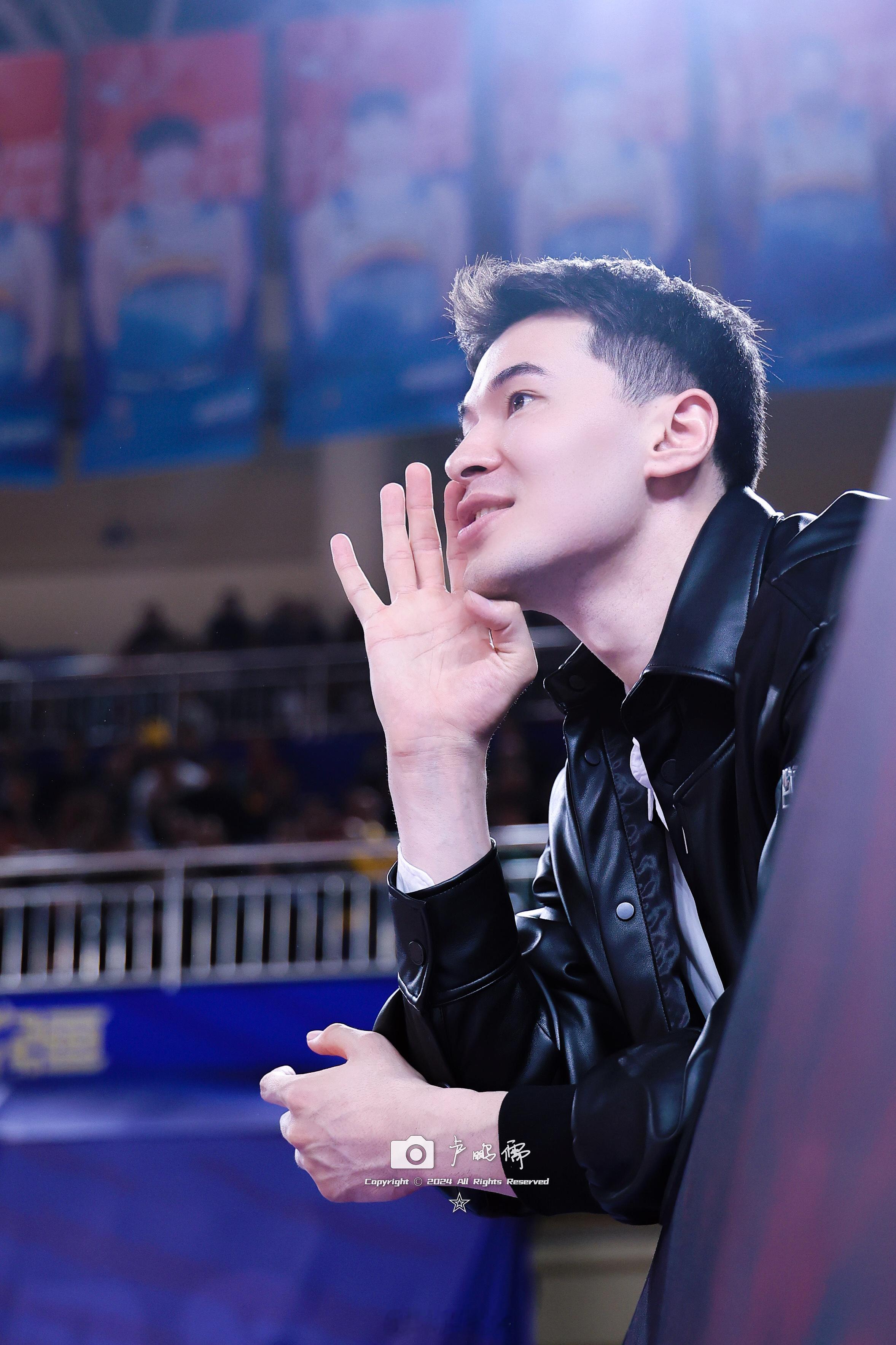 “阿指导”和“赵指导”虽然阿不都沙拉木和赵睿无法上场征战，但是场下的他们和兄弟们