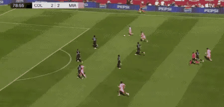 梅西的战术作用不可言说！既能进球，也能防守，你说这球队全靠他来改变，真不是吹的，