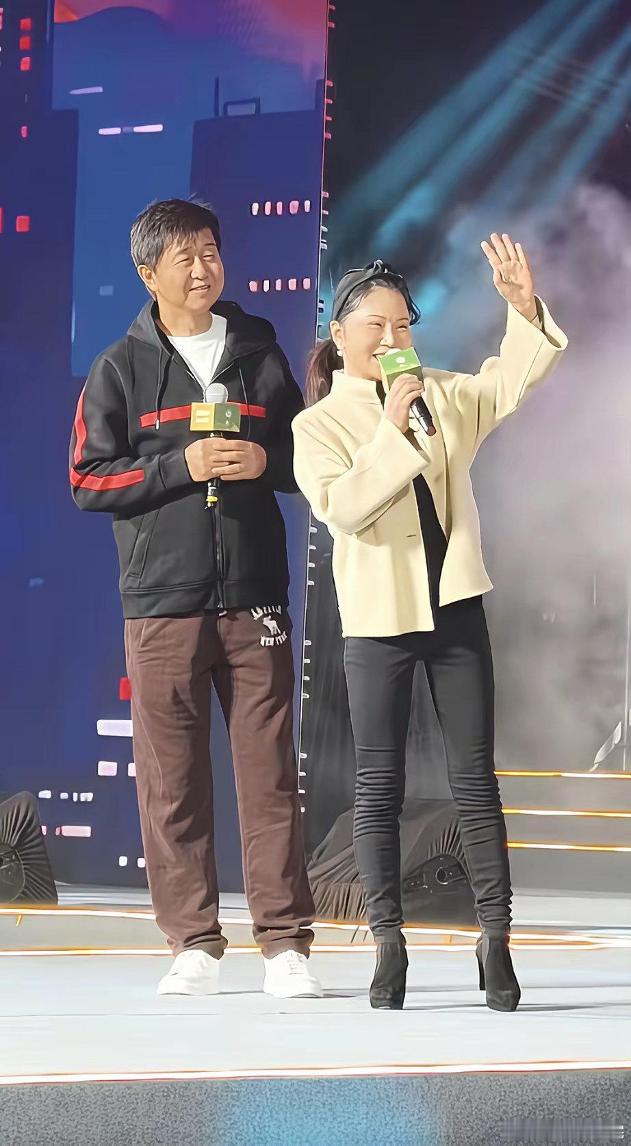 付笛声与任静现身北京商演，演唱经典成名歌曲《知心爱人》，付笛声已经64岁了，任静