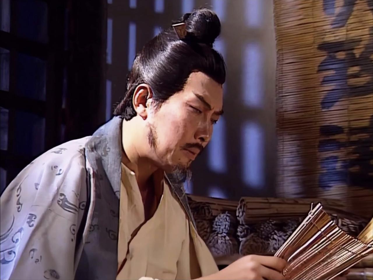 我认为诸葛亮更能赢得人民的喜爱。其实，无论是曹操还是诸葛亮，都是三国时期了不起的