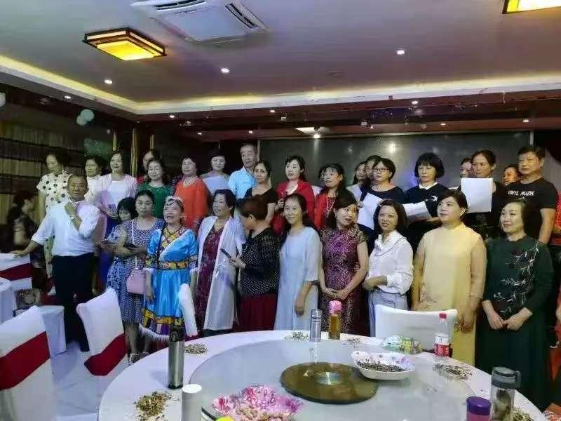 其实人这一辈子，攥在手心真正属于自己的东西实在没几样，银行卡里的数字是为将来预备