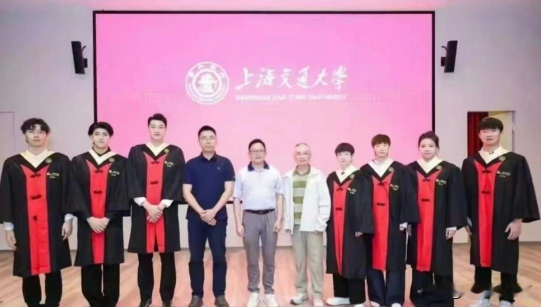 今天最炸的就是孙颖莎和王曼昱，俩人一起从上海交大毕业了。
真就是一路同步，太巧了