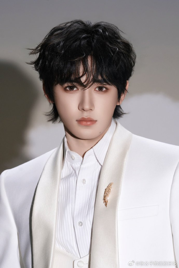 宋亚轩还没到夏天就晒黑了宋亚轩发晒黑三连拍小宋微博直接报备晒黑了，三连拍真实又可