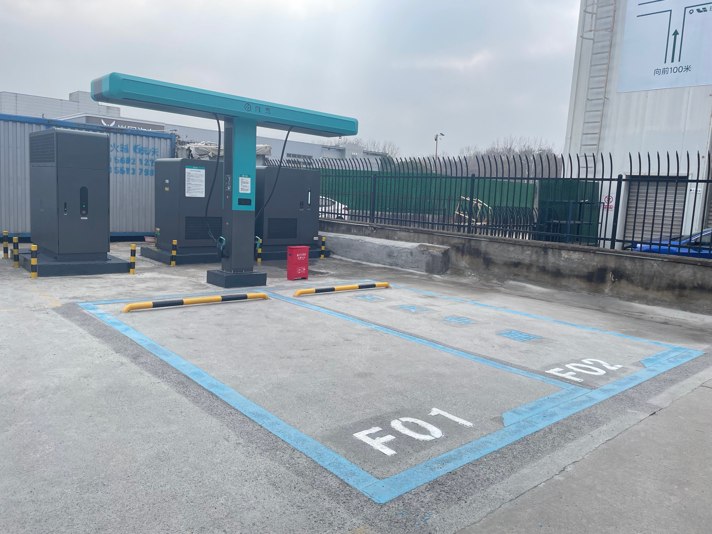 比亚迪闪充5分好9分饱3分寒比亚迪闪充站建设真的猛当大量新能源汽车同时快充，会不