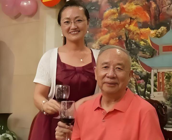 服刑18年的“中国首富”牟其中，8年前终于刑满释放，谁料在监狱门口迎接他的女人并