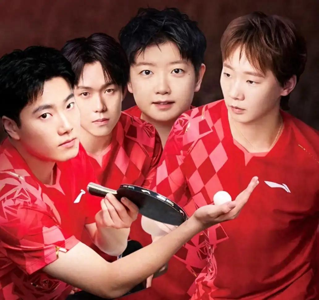 红色战袍代表胜利和力量。

伦敦团体世乒赛国乒比赛服采用红色，上面点缀菱形图案。