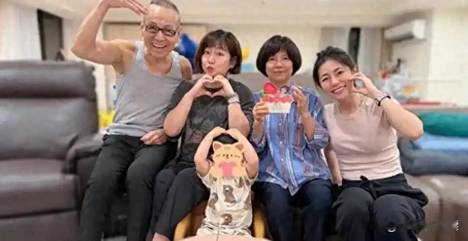 45岁任家萱晒全家福，穿短袖露疤痕，烧伤15年后她终于敢穿短袖了 