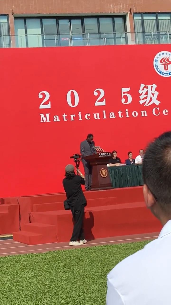 尊敬的各位领导、老师、亲爱的同学们，大家上午好！如果要用一句话介绍自己，我会说：