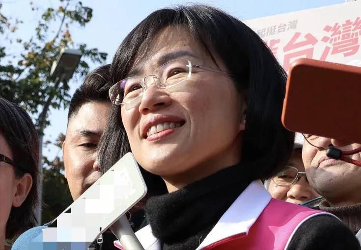 这个人叫“小美”，她是“台独”顽固分子的女儿，如今她有了新的身份，她当选了所谓“