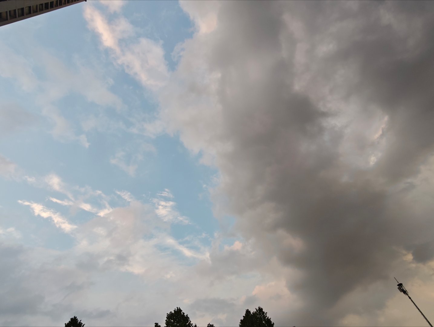 重庆现在天气：东边日落西边雨 