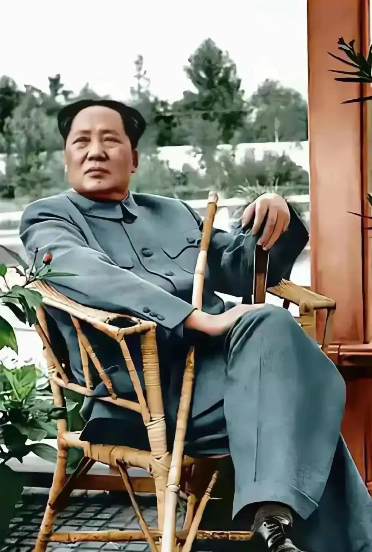 🙏请停留几秒，为伟人点个赞送朵花💐
《赤脚医生之光》
在往昔的岁月里，
毛主