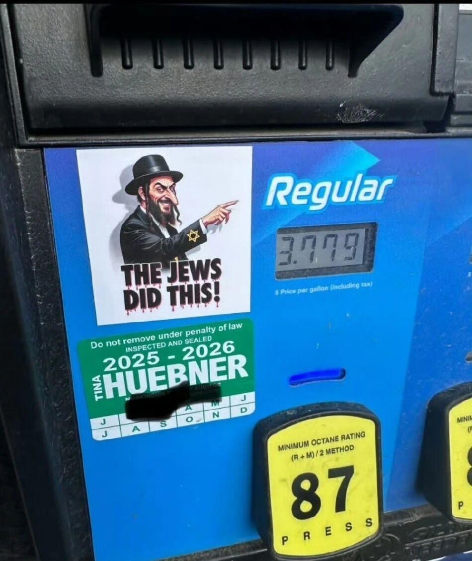 美国加油站⛽当下最流行的贴纸这是美国加油站现在最流行的贴纸，指责犹太人推高了油价
