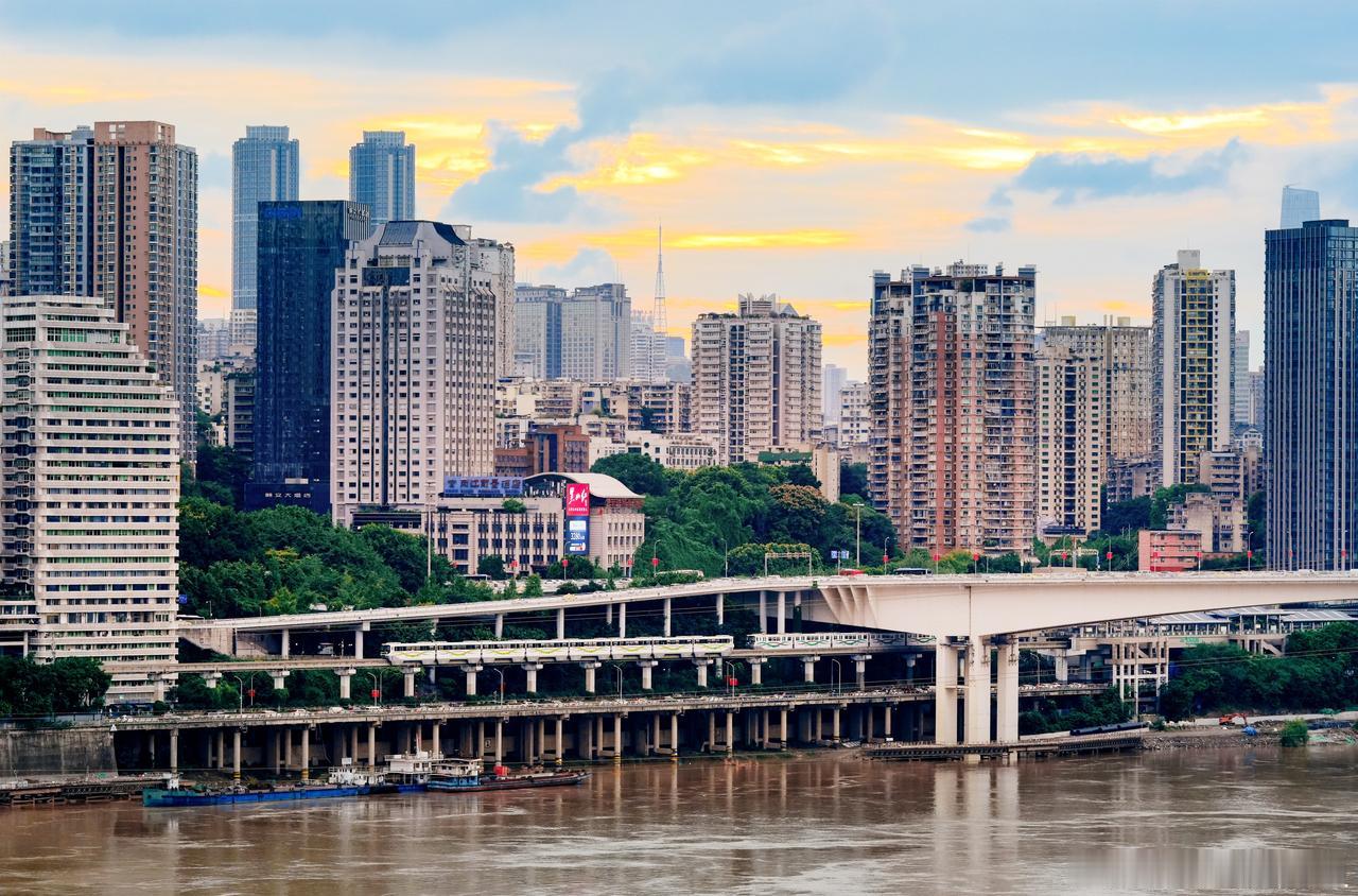 天空晕开“昏黄”，江水映着“余晖”，列车沿江悠然行驶~（图/运营一分公司 陈云）