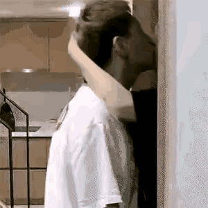 年轻人要注意点，狗子的表情说明了一切！