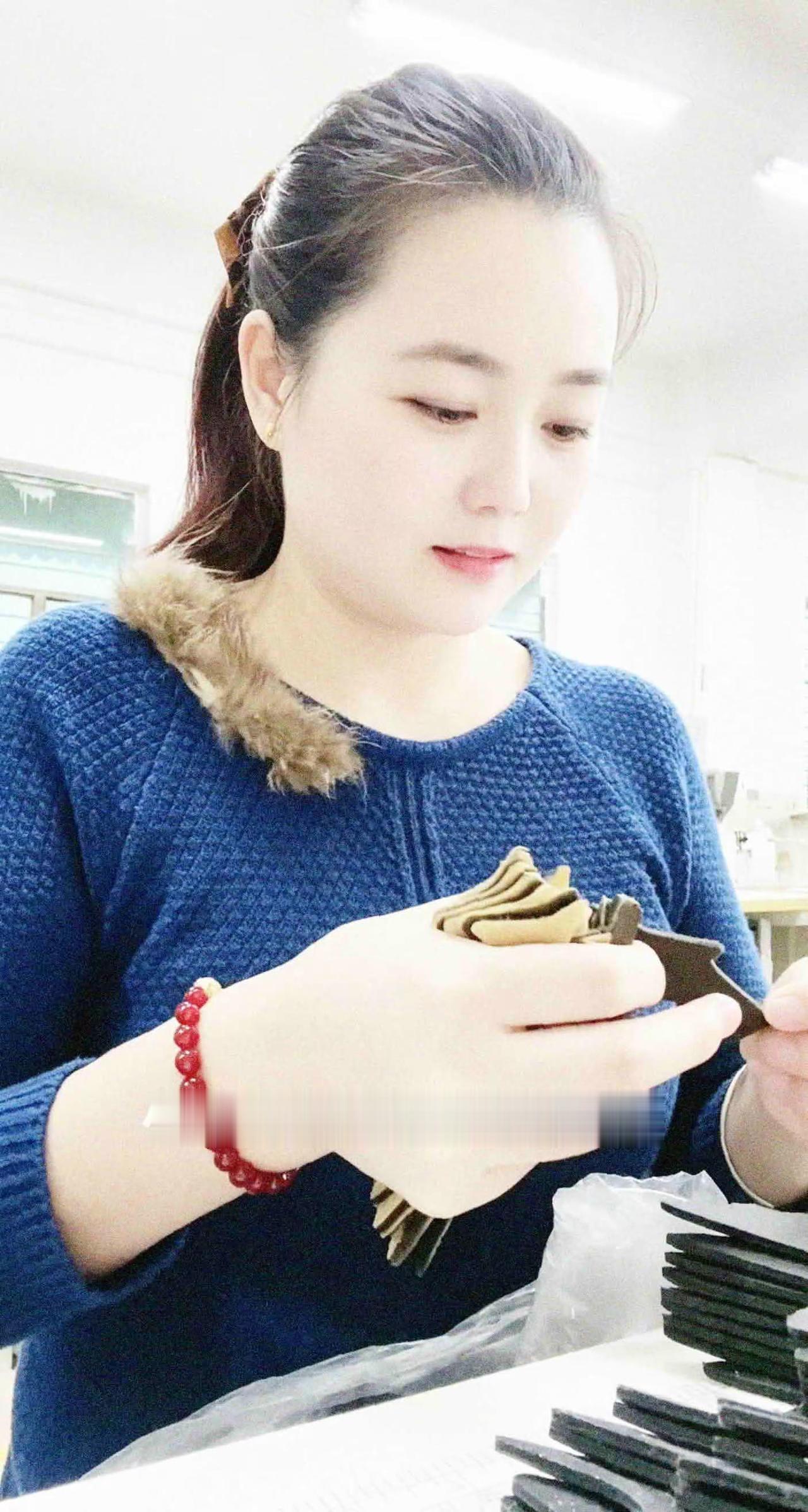 马路玻璃、电梯镜面，全是我的舞台。