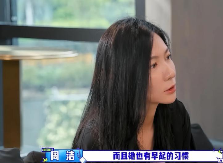佟丽娅的经纪人对胡军和李乃文说：“丫丫有早起的习惯，她不睡懒觉。”胡军：“多早起