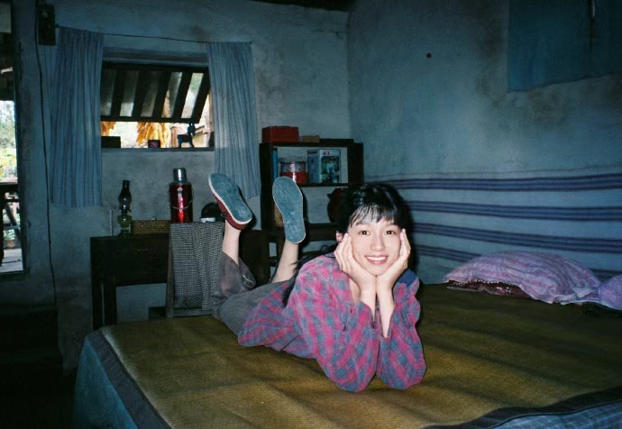 周也红格子衬衫剧照 周也格子衬衫战损剧照，周也红格子衬衫剧照，周也《你好1983