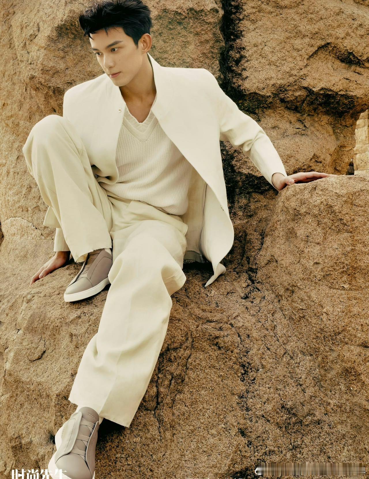 #吴磊下车图##吴磊下车神图# 吴磊下车图有！今天也帅的很突出呢 ​​​