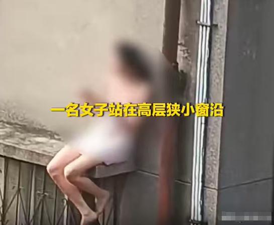 广东一对情侣在出租屋内发生争执，不知因何事引发女友激烈情绪。女子衣着单薄，情绪失