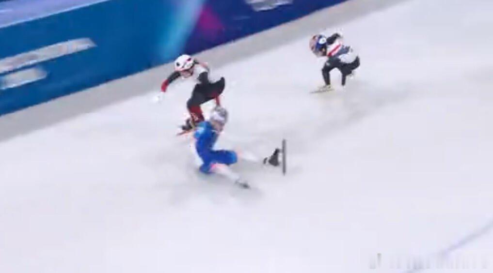 任子威说短道速滑冰面问题冰面绝对有问题！美国队女队员在冰上摔了三次！最后还带走了