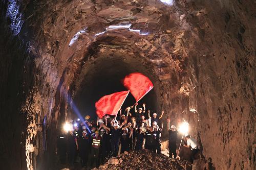 雄忻高铁北太行山隧道全线贯通，这一消息犹如一束耀眼的光，照亮了中国高速铁路发展的