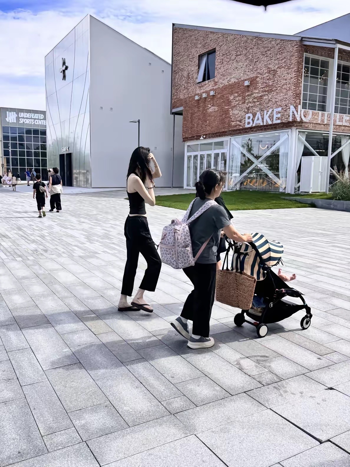 阿那亚偶遇何穗带孩子度假阿那亚偶遇何穗遛娃，带俩保姆同行照顾，儿子小win大长腿
