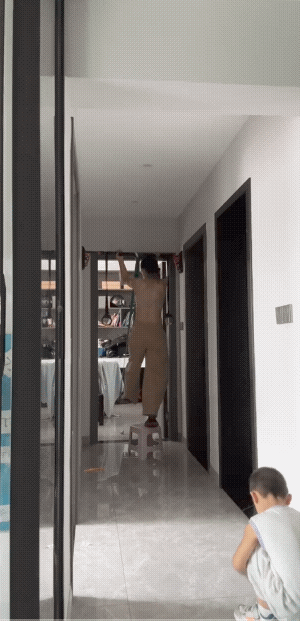 凳子:我可是为你粉身碎骨的。
女子:关键时刻，没想到你还立了功。
好在是个塑料凳