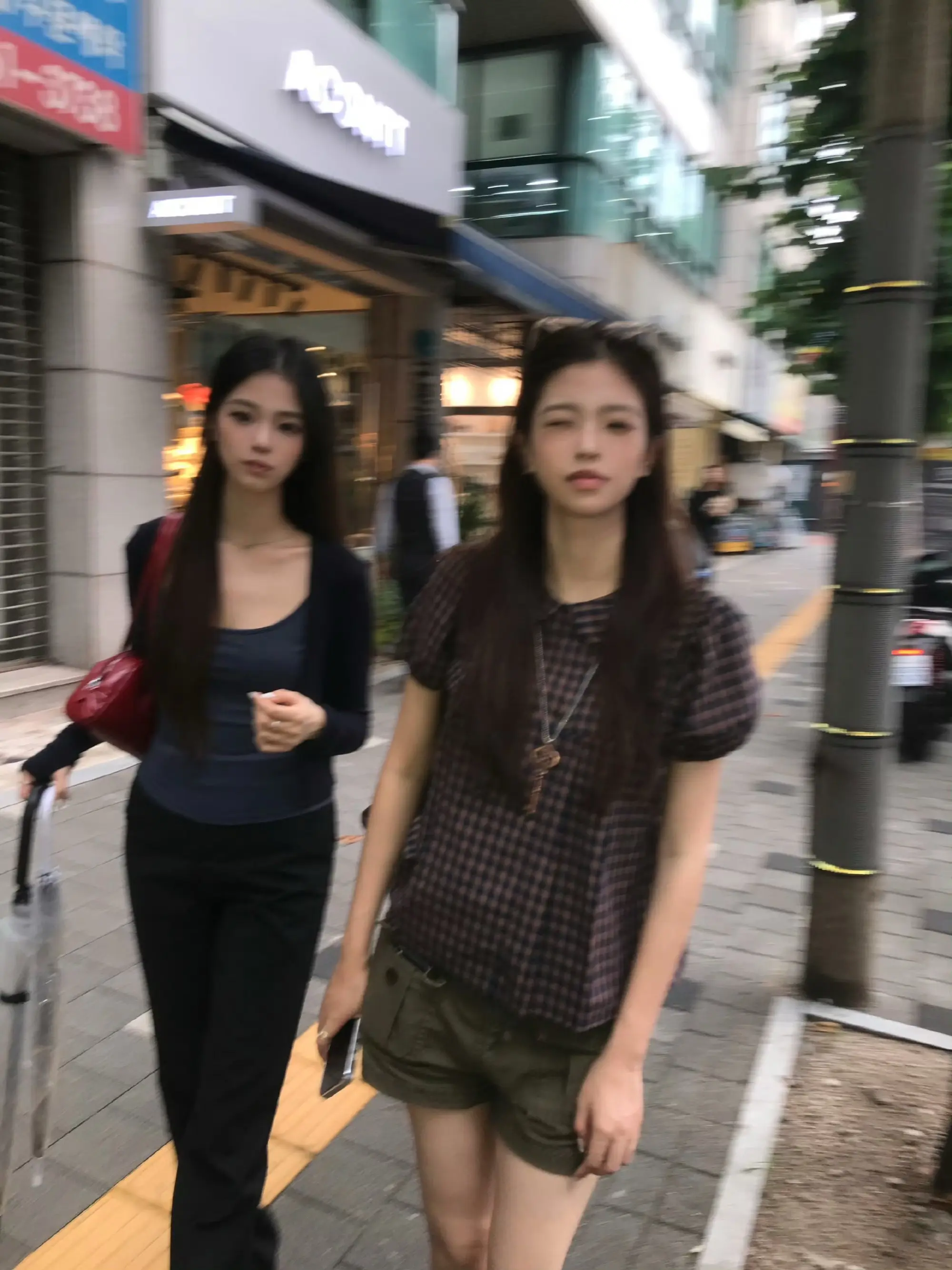 👧👧👧