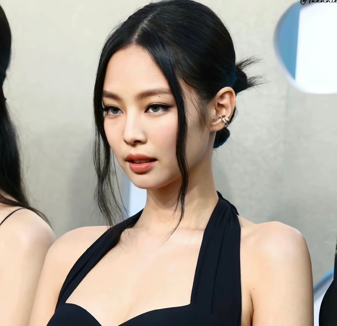 JENNIE 天地独尊🖤🤍 