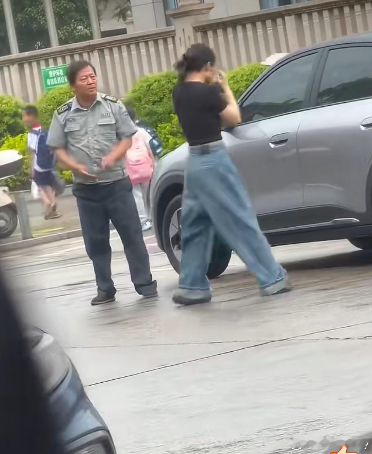 踹保安后被掌掴女子耳膜穿孔福建永安一名女司机因停车纠纷遭保安掌掴致耳膜穿孔。看到